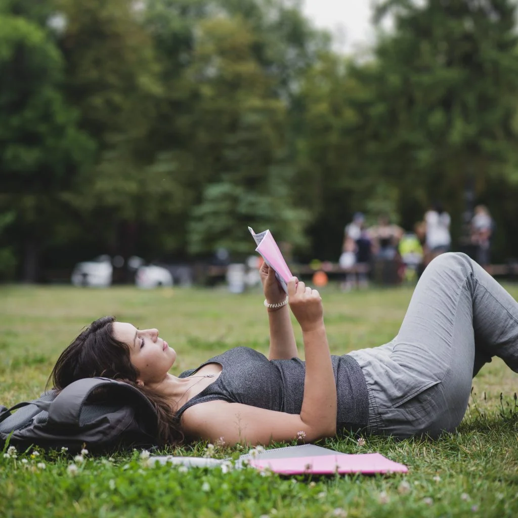 APZ-Freepik-girl-lying-grass-park-reading-1024x1024